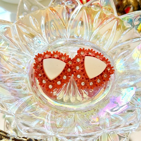 💰3/$15💰1950's coral rhinestone clip on earrings made in Japan - Picture 3 of 9